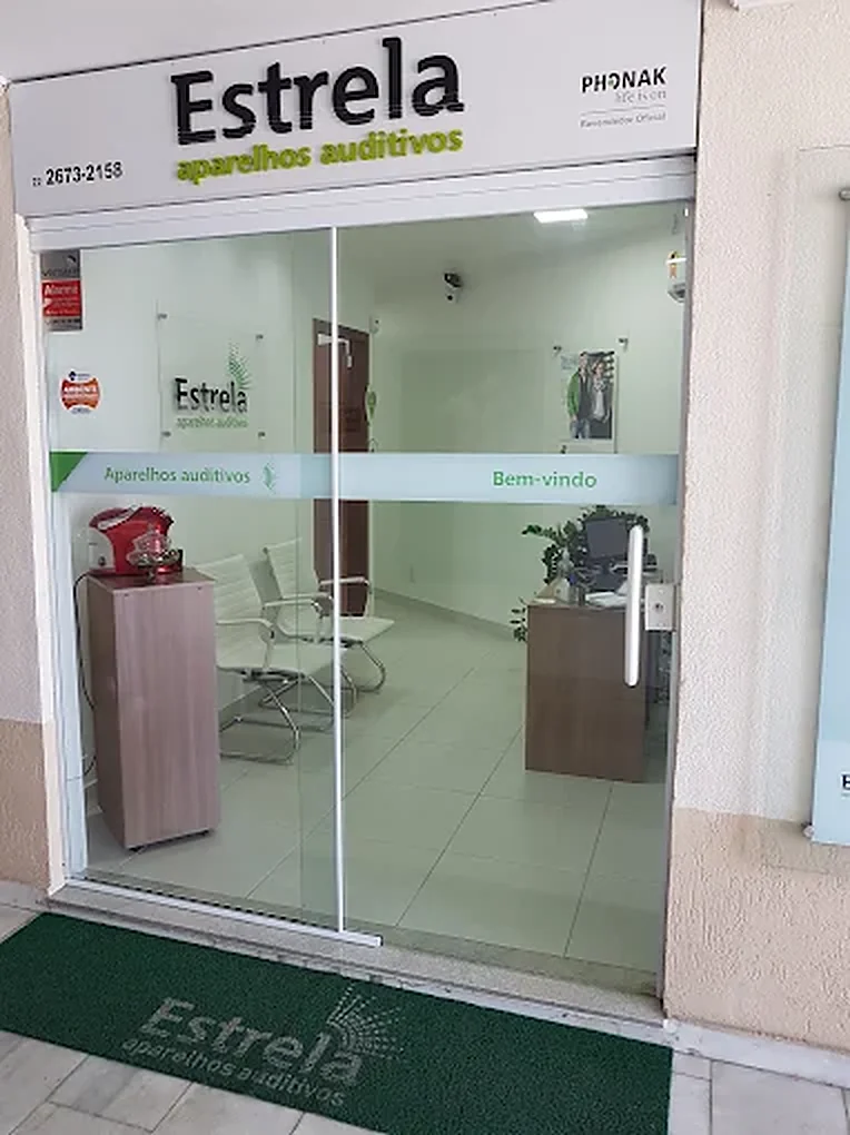 Entrada da loja Estrela em Araruama, com porta de vidro e recepção