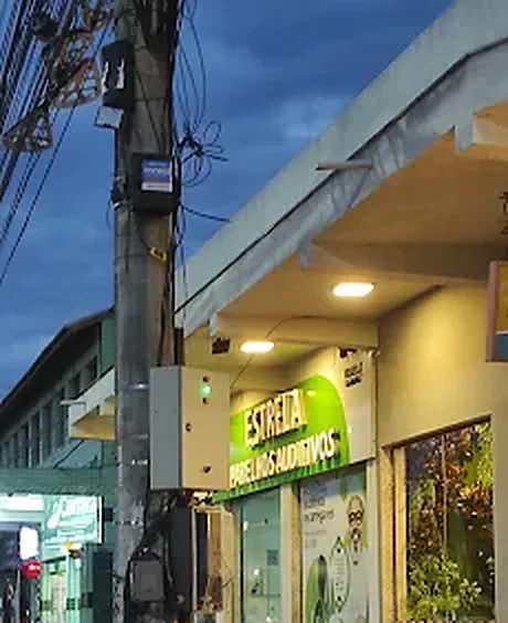 Fachada da loja Estrela em Rio das Ostras, com letreiro verde na calçada